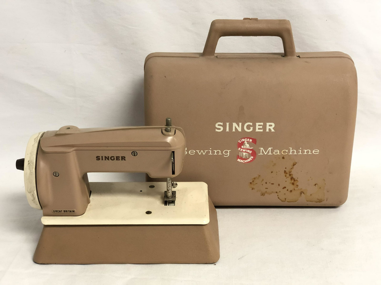Vtg Childs Singer Sewing Machine in Case (1 of 5)