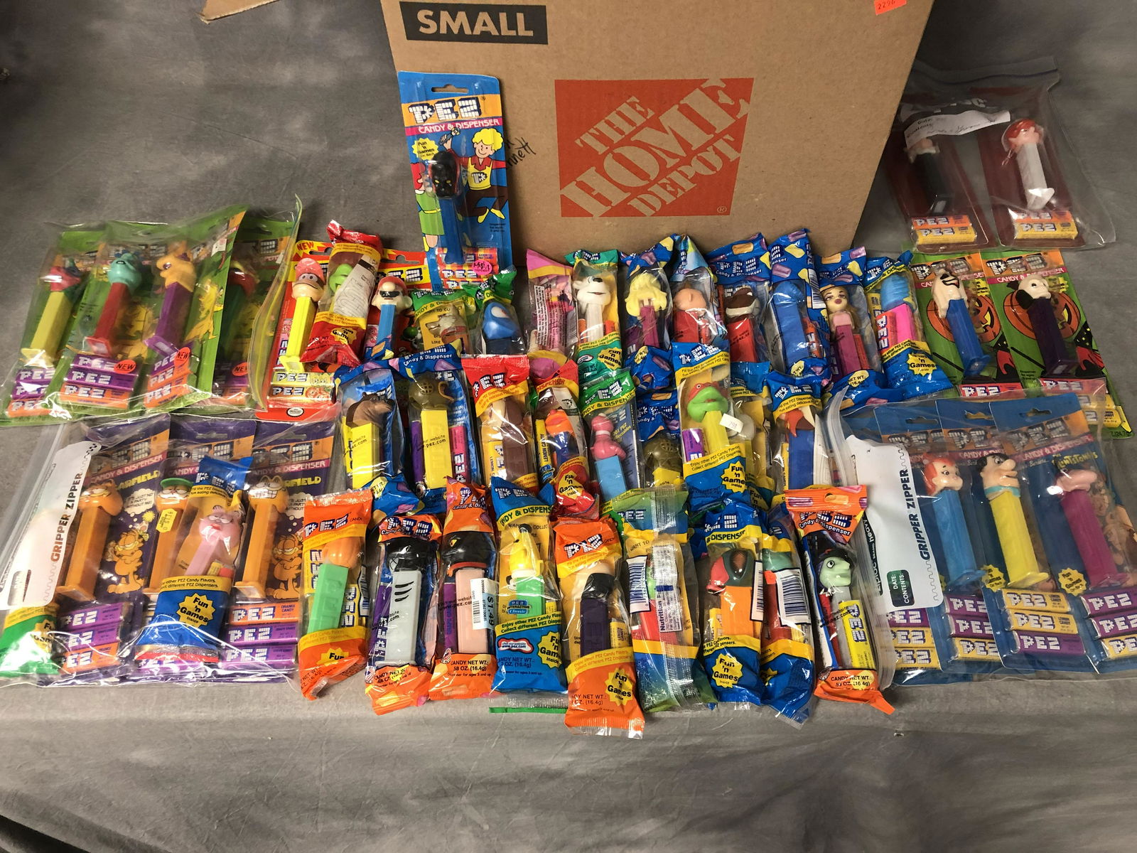 (75)Asst Sealed Pez Dispenser - Nintendo, Flinstones, (1 of 9)