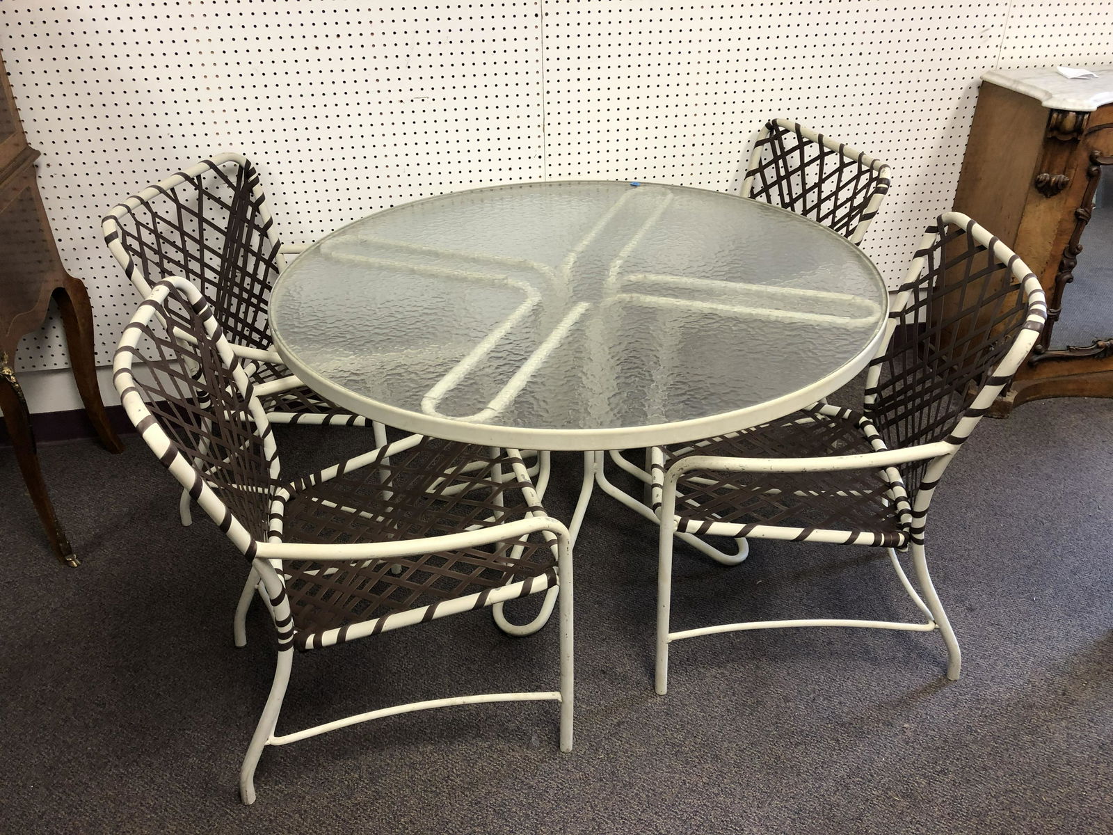 Brown & Jordan Outdoor Patio Set - 47'' x 25.5'' Glass (1 of 9)