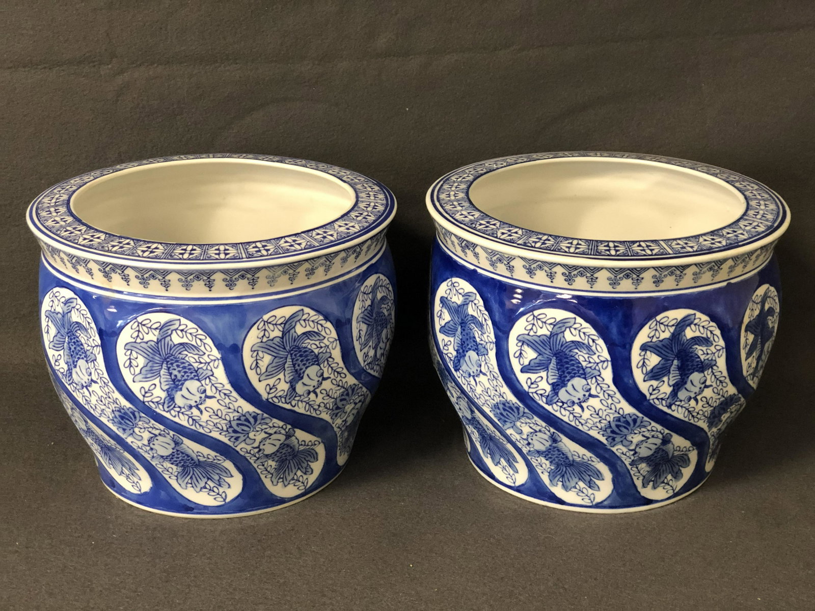 (2)Blue White Pots w/ Fish Design, 8'' x 6.5'': (2)Blue White Pots w/ Fish Design, 8'' x 6.5''