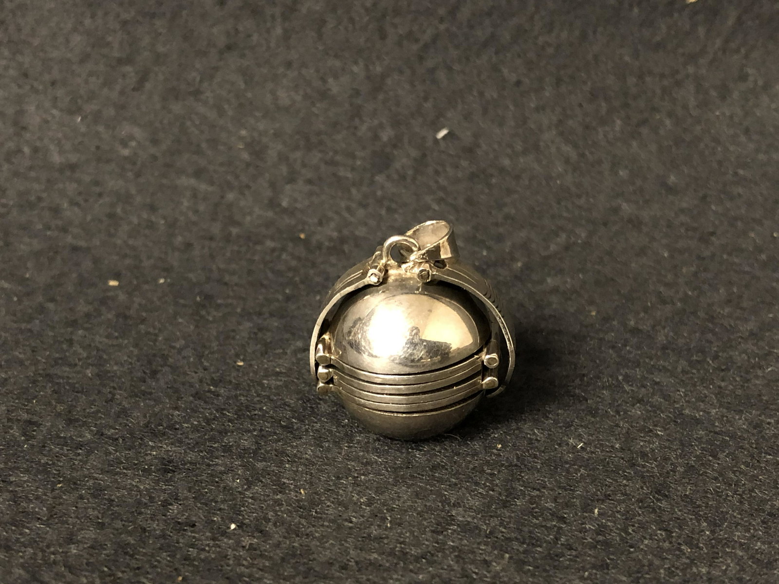 Sterling Silver Accordian Ball Photo Locket -: Sterling Silver Accordian Ball Photo Locket - Hallmarked T.C. Taxco Mexico , Sterling 12.3g - Accordian Locket