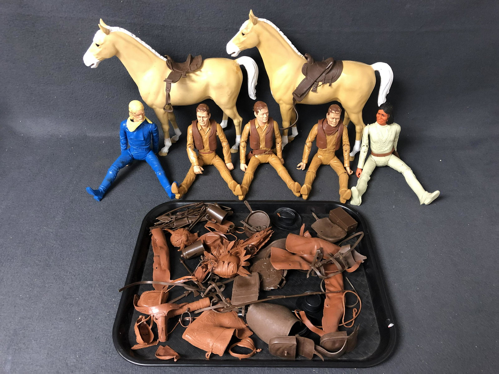 1965/68 Johnny West Figures, Horses, Access. -: 1965/68 Johnny West Figures, Horses, Access. - (5)Figures, (2)Horses + Accessories