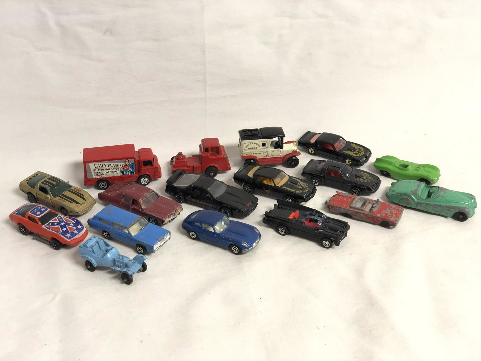 (17)Vtg Diecast Cars, Bandit, Knight & More -: (17)Vtg Diecast Cars, Bandit, Knight & More - Tootsietoy, Ertl, Corgi, Yatming & More