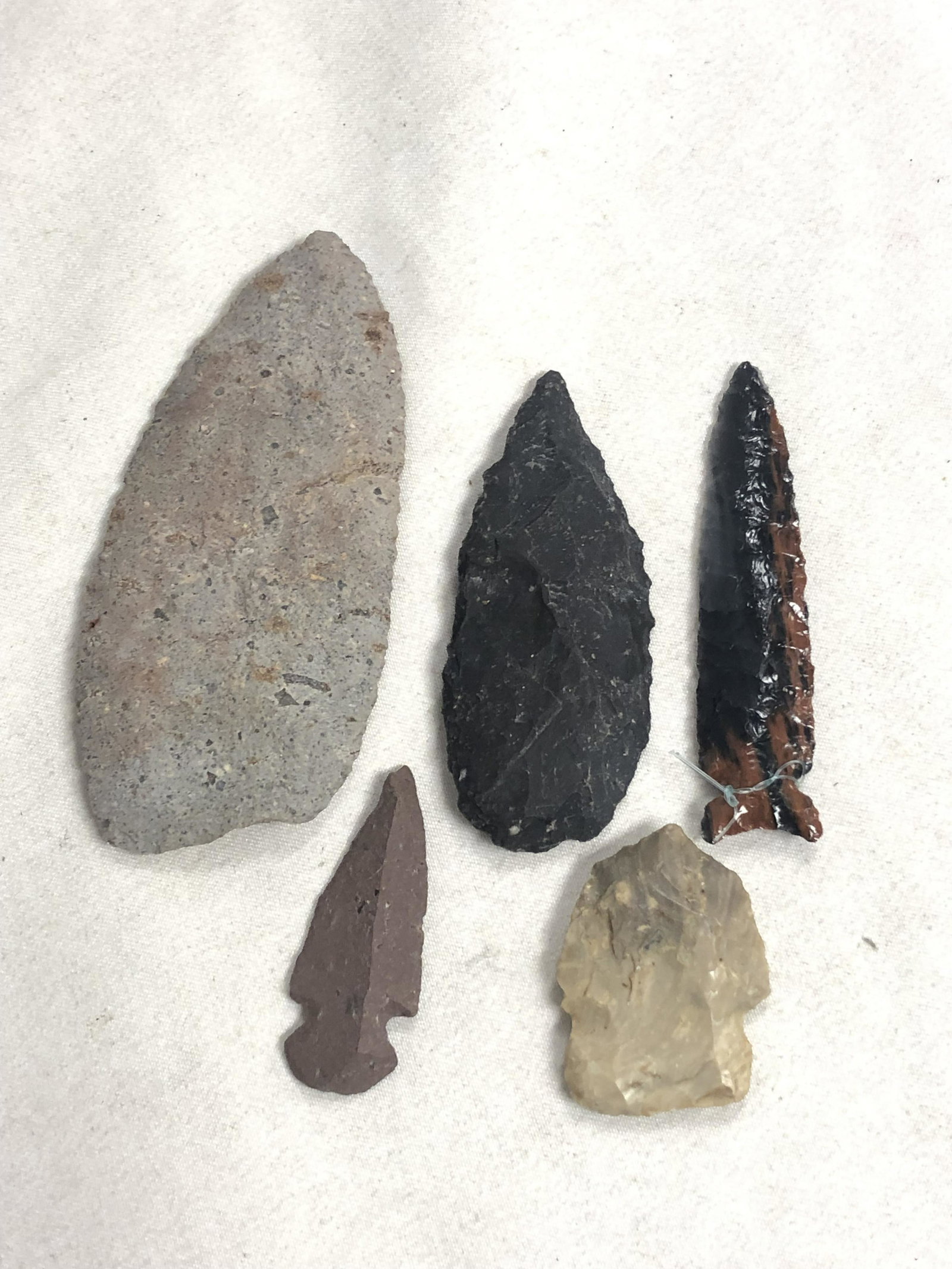 (5)Native American Stone Arrowheads - Various Sizes (1 of 2)