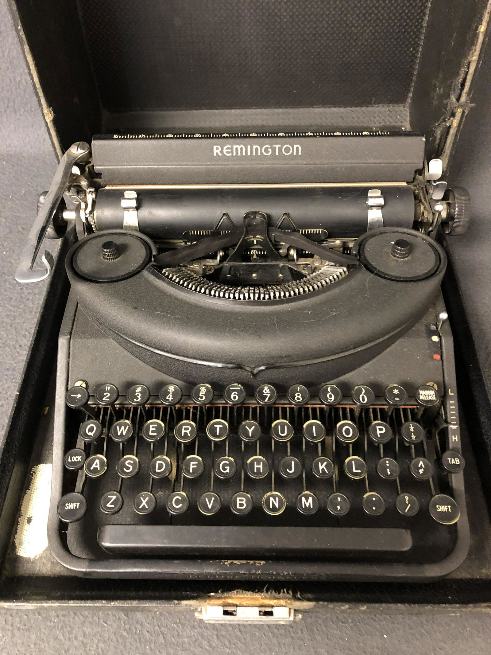 Vtg Remington Typewriter w/ Case (1 of 7)