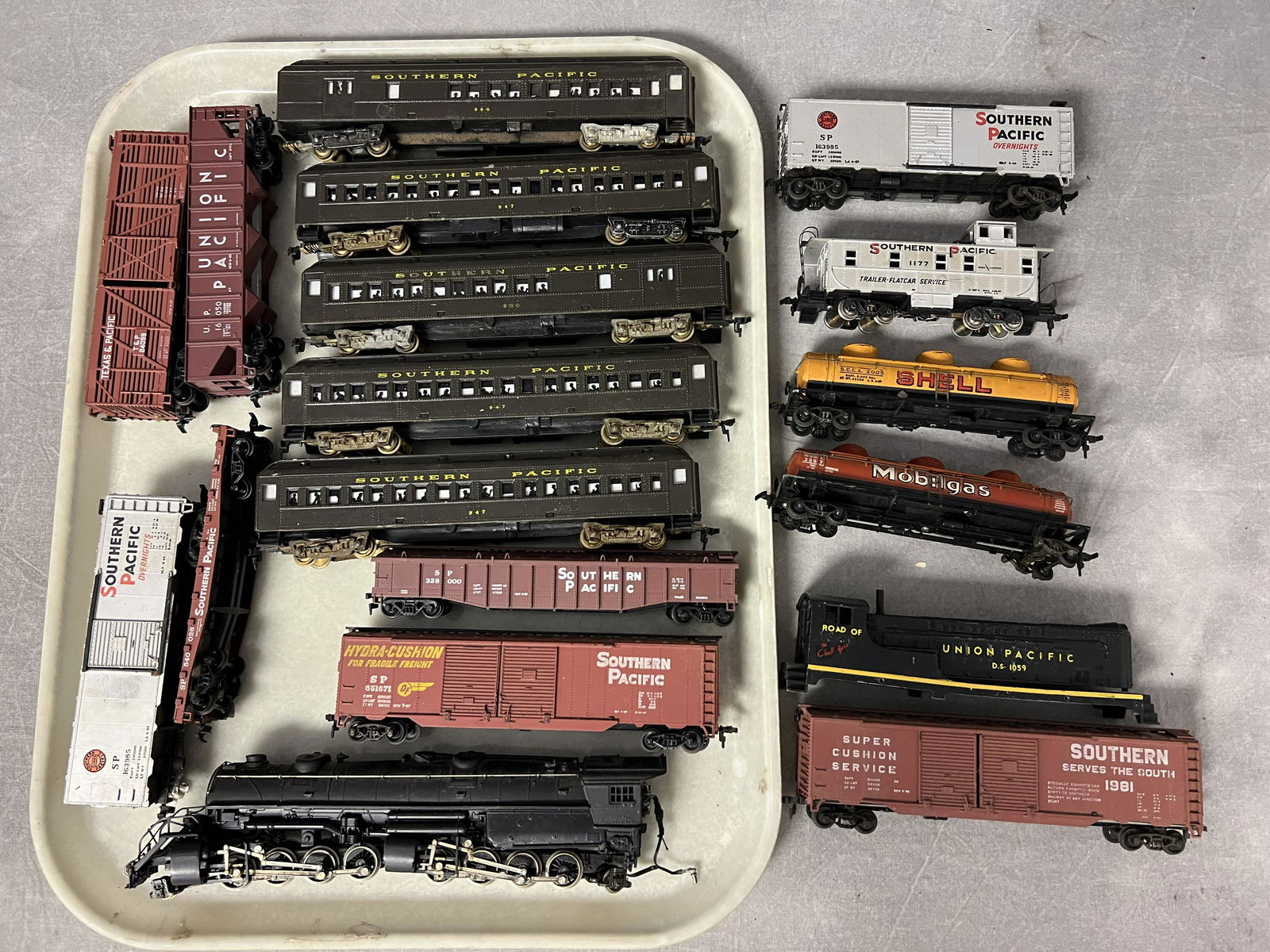 (18)Vtg HO Trains Union & Southern Pacific - Asst Trains - Southern Pacific Overnights, Passenger: (18)Vtg HO Trains Union & Southern Pacific - Asst Trains - Southern Pacific Overnights, Passenger 947,900,960, 651671,1981, Mobil & Shell Gas