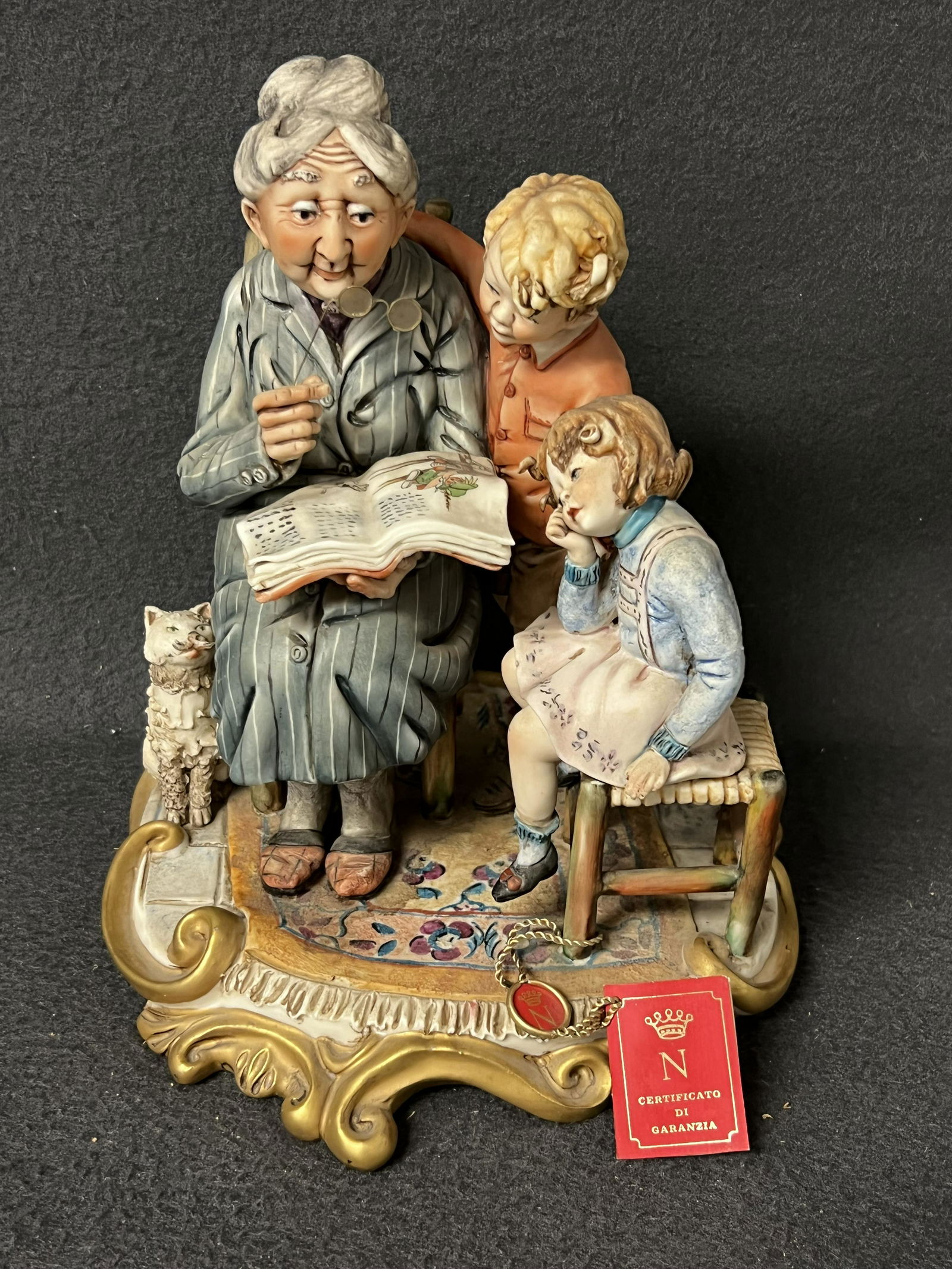 ル 年末のプロモーション Vtg Capodimonte Grandma Figure Reading 7.5'' X 7.5'' X 9.5 アンティーク雑貨
