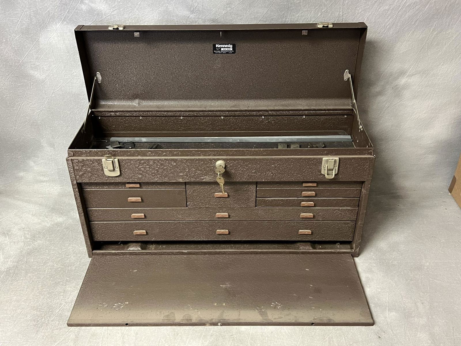 Vtg Kennedy 526 Machinist Tool Box w/ Keys - 8 Drawers w/ Top Compartments, 2 Keys - 26.75'' x 8.5'' (1 of 5)
