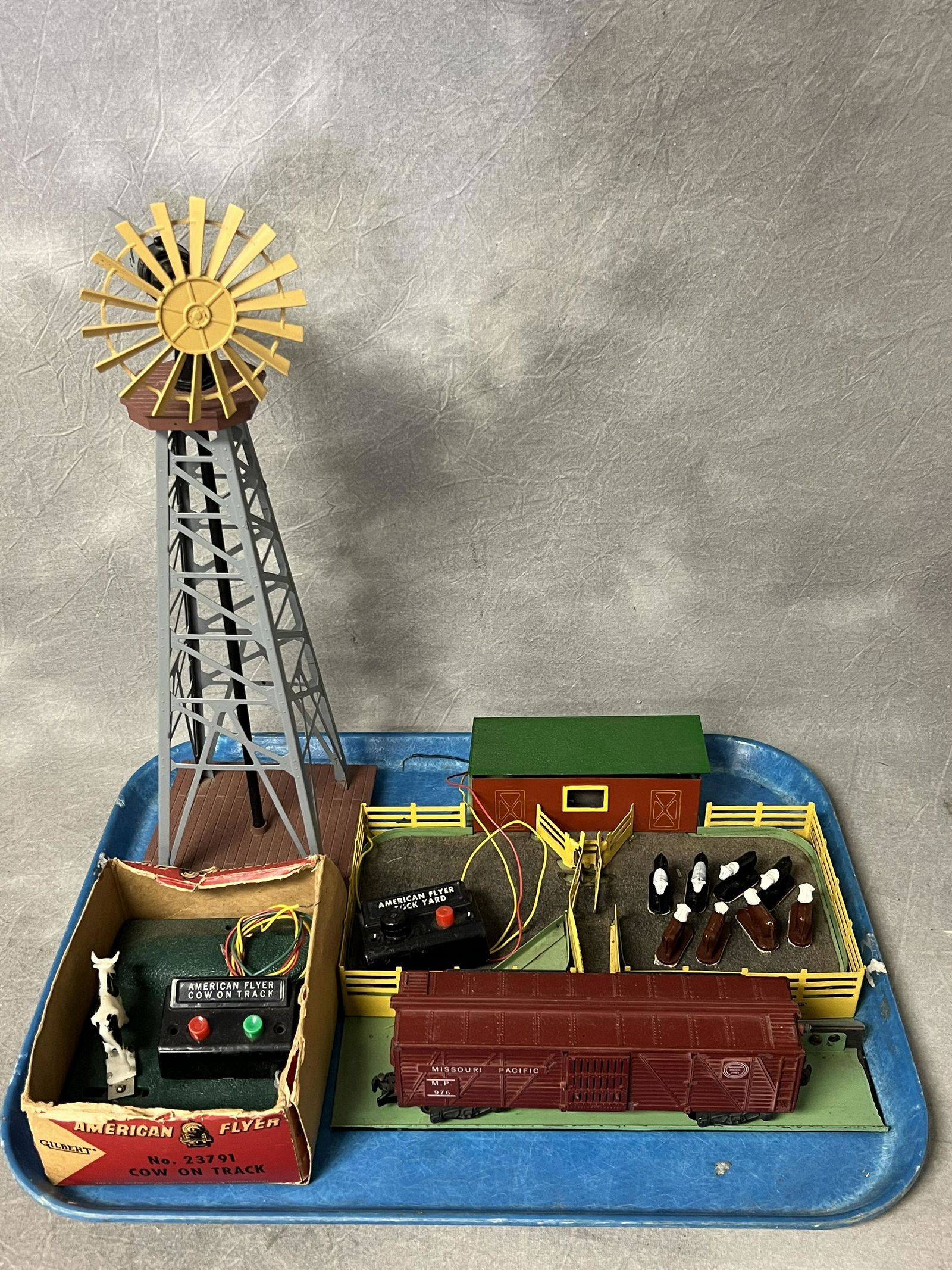 Vtg American Flyer & Lionel Train Items - Lionel Windmill, American Flyer Stock Yard Model K771 w/ 8 (1 of 5)