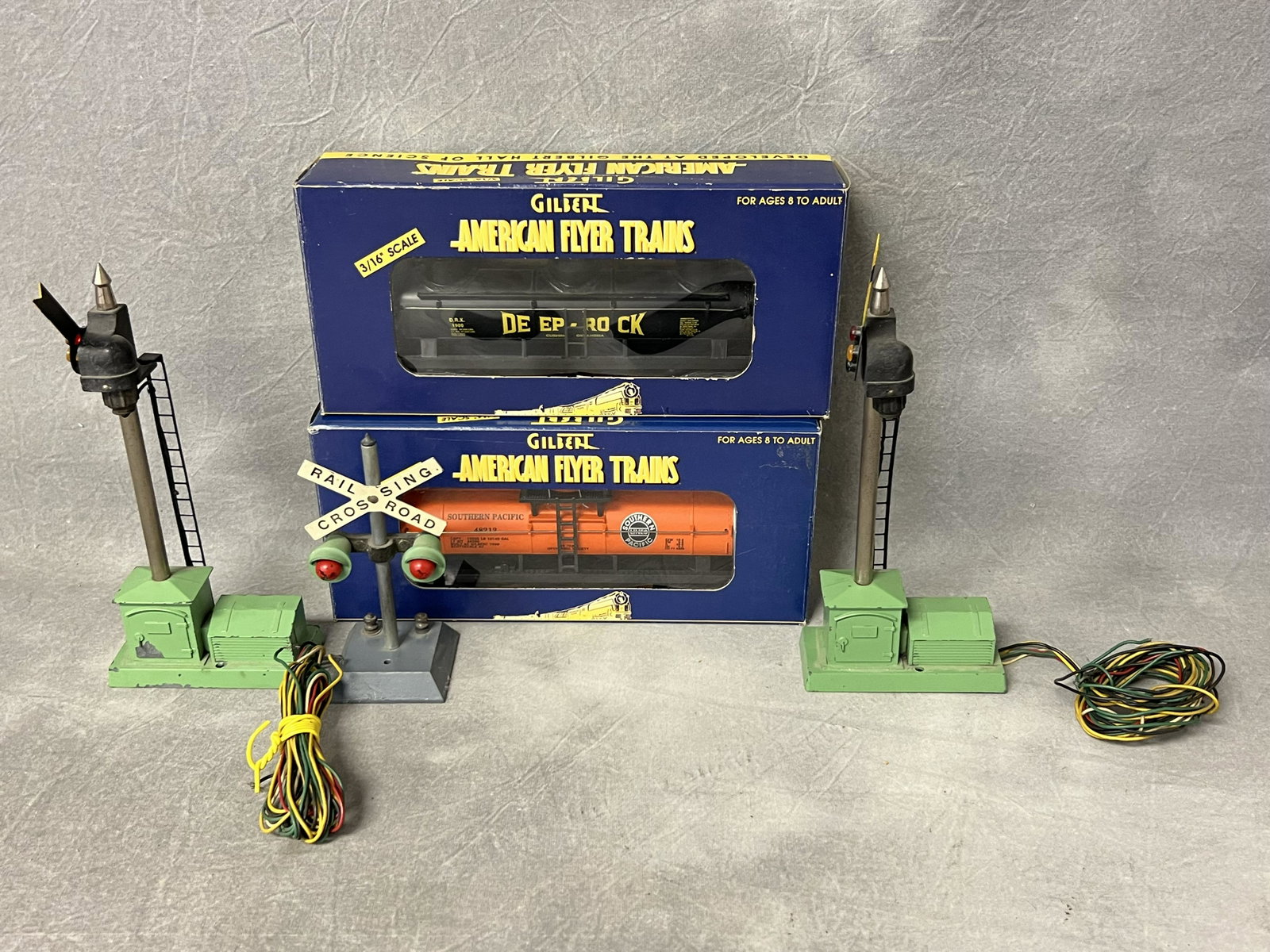 American Flyer- Train - Semaphores Crossing,Cars - (2)Cars in Original Boxes Southern Pacific 48212: American Flyer- Train - Semaphores Crossing,Cars - (2)Cars in Original Boxes Southern Pacific 48212 + Deep Rock 48220, Vtg Railroad Crossing + 2 Semaphores 761