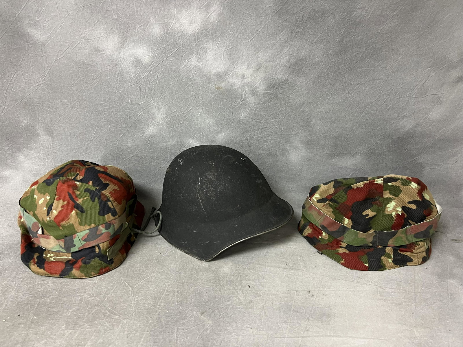 WWI / WWII Era Swiss M18/40 Steel Helmet - Combat Helmet w/ Leather Liner & Chin Strap + (2)Alpine (1 of 3)