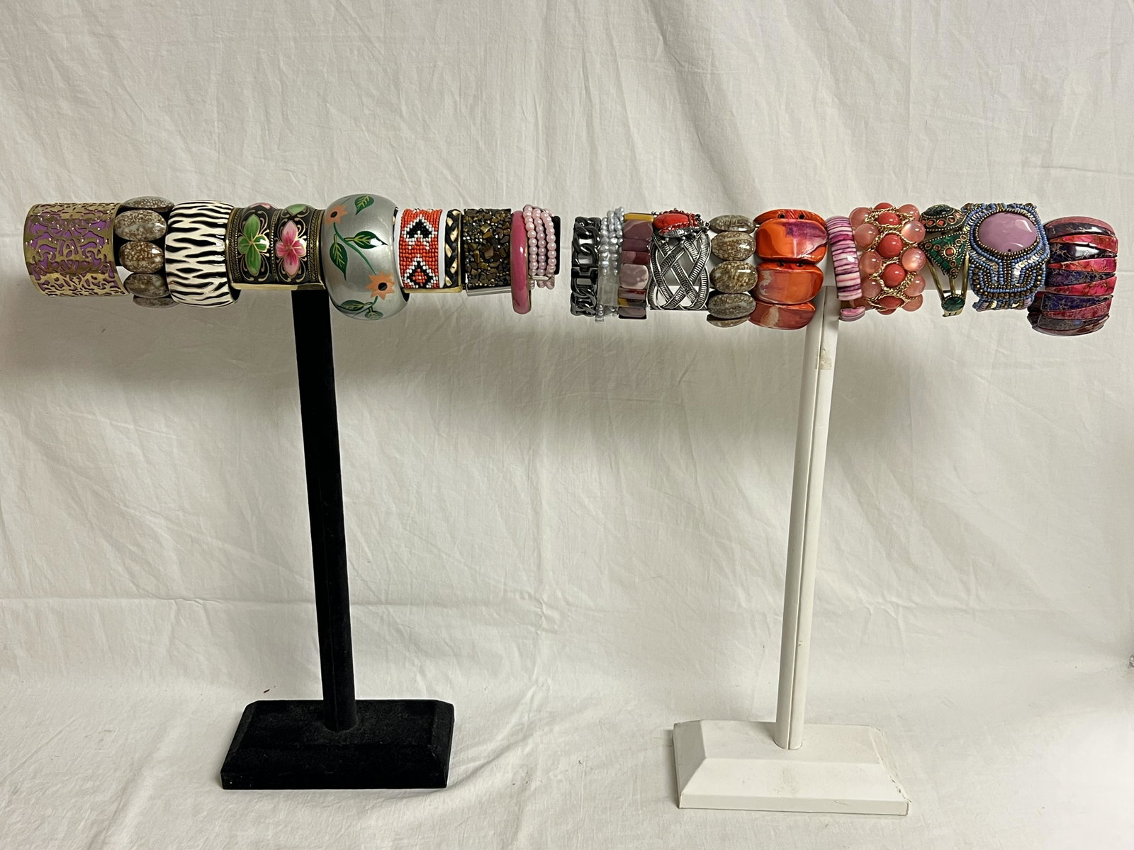 (20)Asst Costume Fashion Bracelets - Stones,Beads,More: (20)Asst Costume Fashion Bracelets - Stones,Beads,More