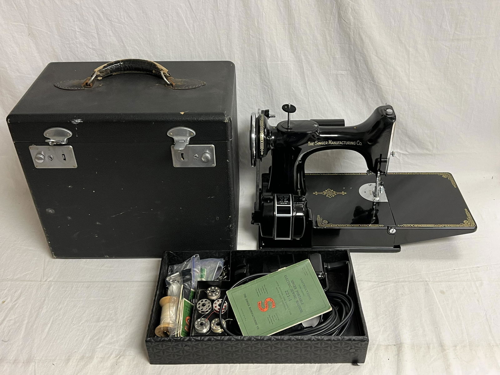 Atq Singer Featherweight 221-1 Machine,Table - 221-1 Sewing Machine w/ Case, Extras, Manual, Folding (1 of 5)