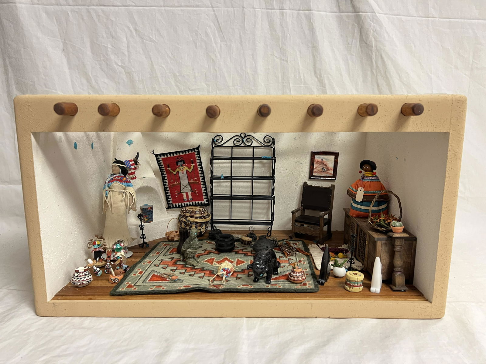 Vintage Native American Doll House w/ Miniatures - Baskets, Rugs, Pottery, Carved Stone Animal (1 of 13)
