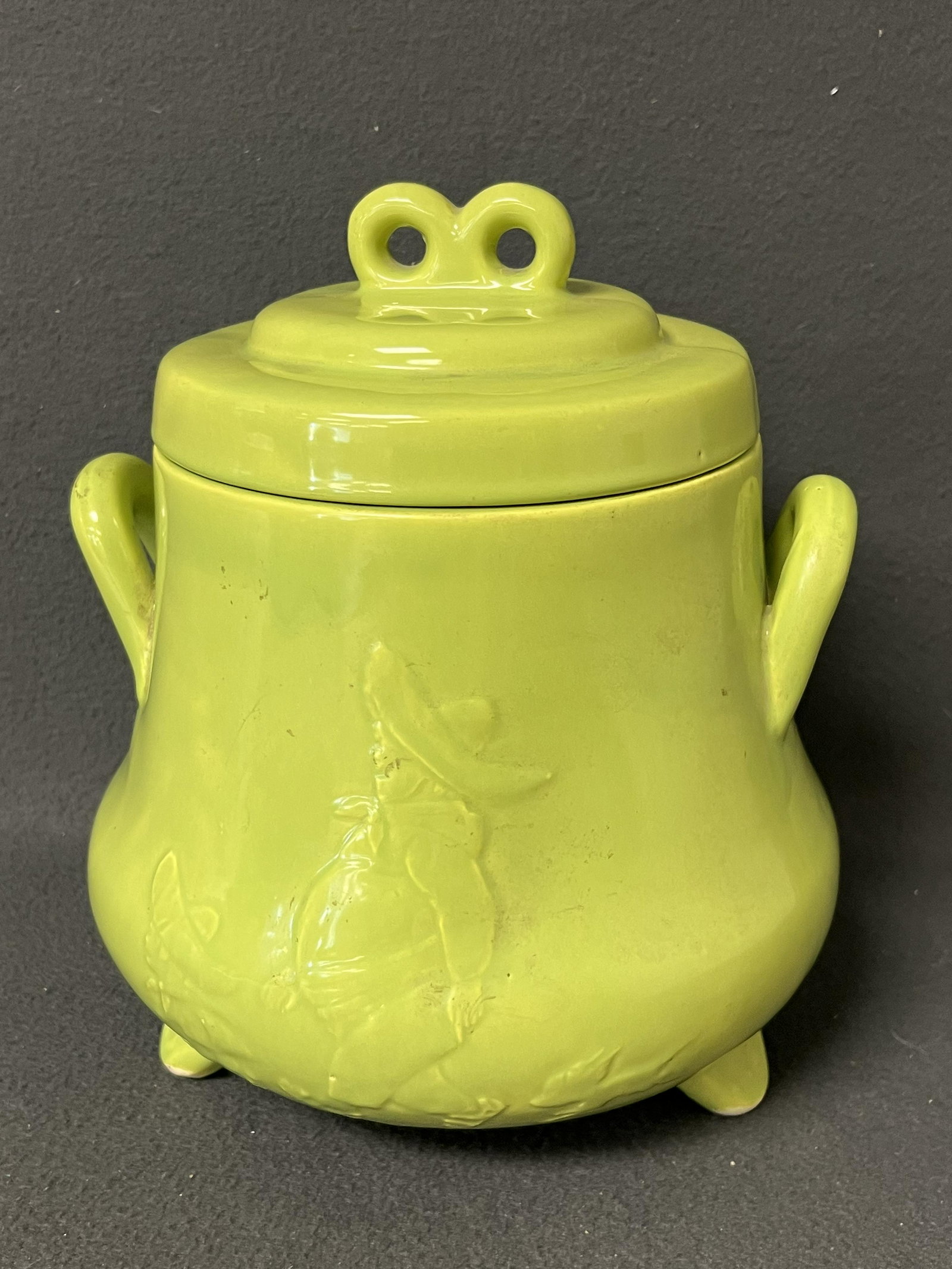 1948 Gus Arriola's Gordo's Bean Pot - Comic Strip Artist Gus Bean Pot w/ Embossed Gordo, Pepito,: 1948 Gus Arriola's Gordo's Bean Pot - Comic Strip Artist Gus Bean Pot w/ Embossed Gordo, Pepito, Senor Perro, Pig & Rooster 9.5'' x 10.5'' Overall