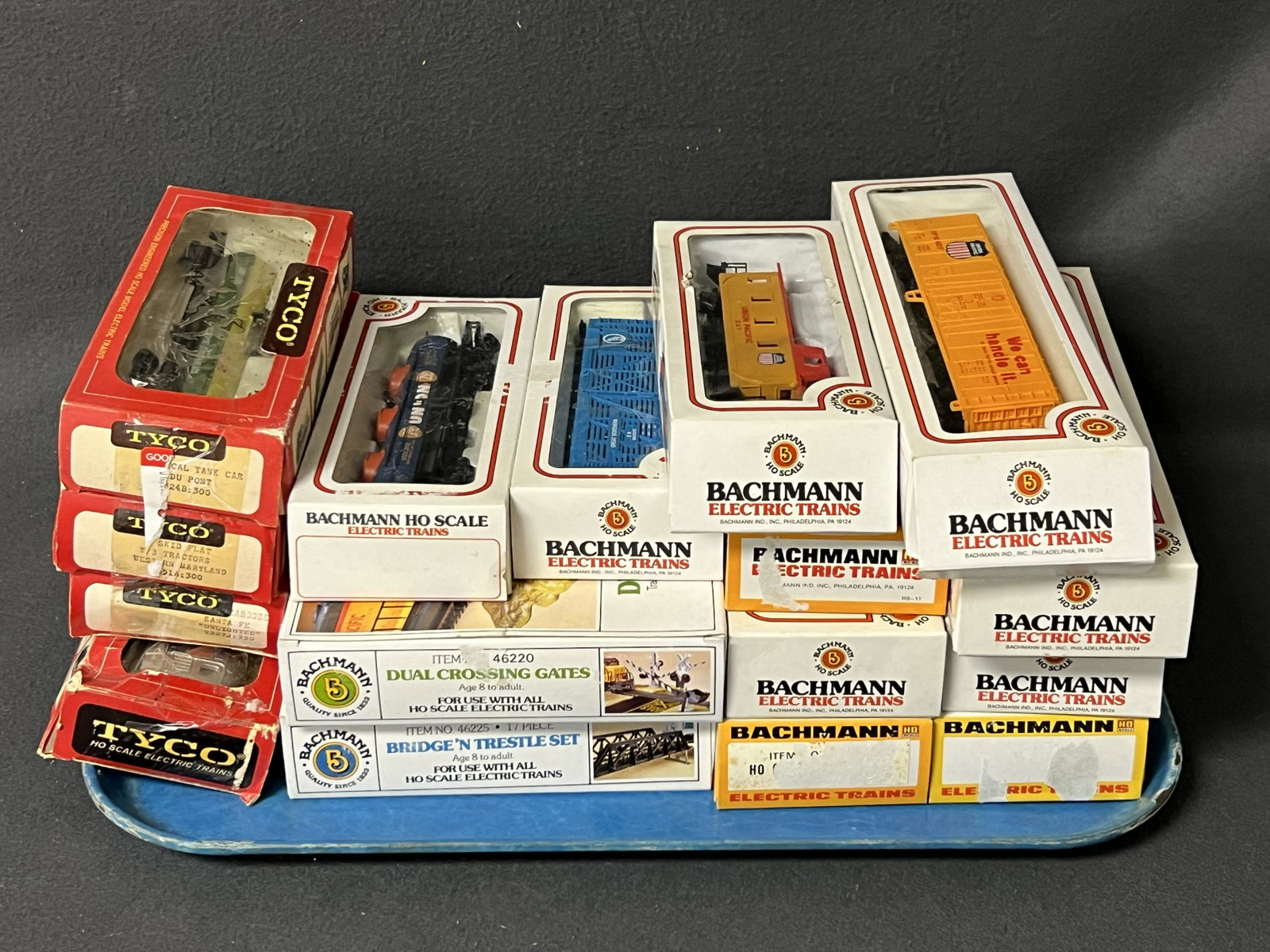 Asst HO Bachmann + Tyco Train Cars,Track - Cars, Track, Bridge - With Boxes: Asst HO Bachmann + Tyco Train Cars,Track - Cars, Track, Bridge - With Boxes