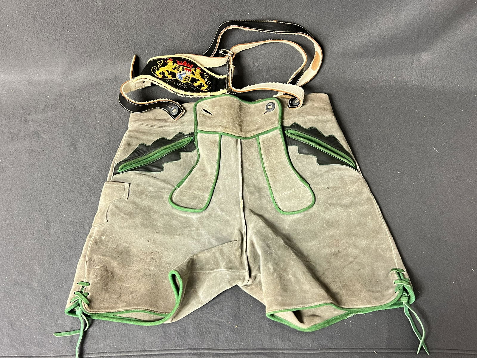 German Suede/ Leather Lederhosen - Embroidered Lion Crest, Sz 32 (1 of 4)