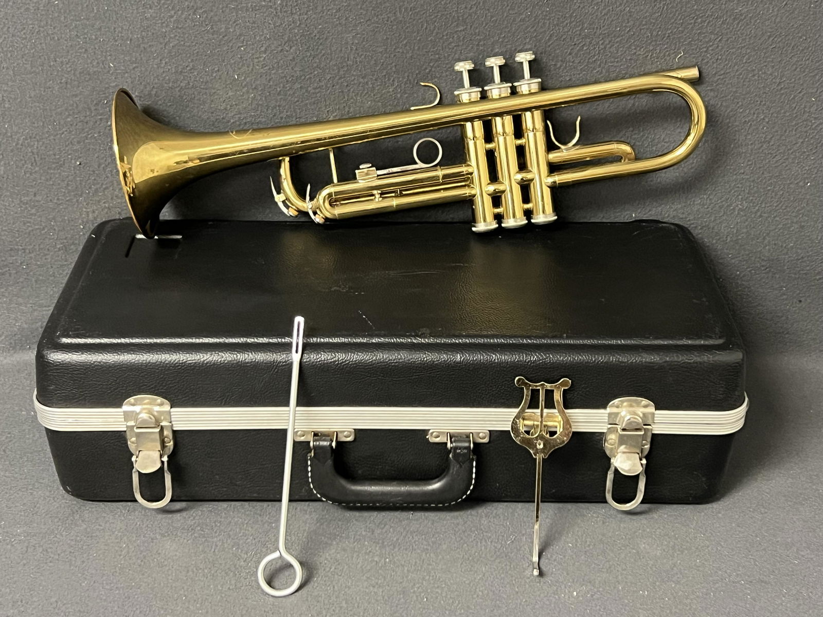 Shires Co. Bravo Bb Trumpet w/ Case - #2077 (Pre-Owned, Used, See Photos) (1 of 10)