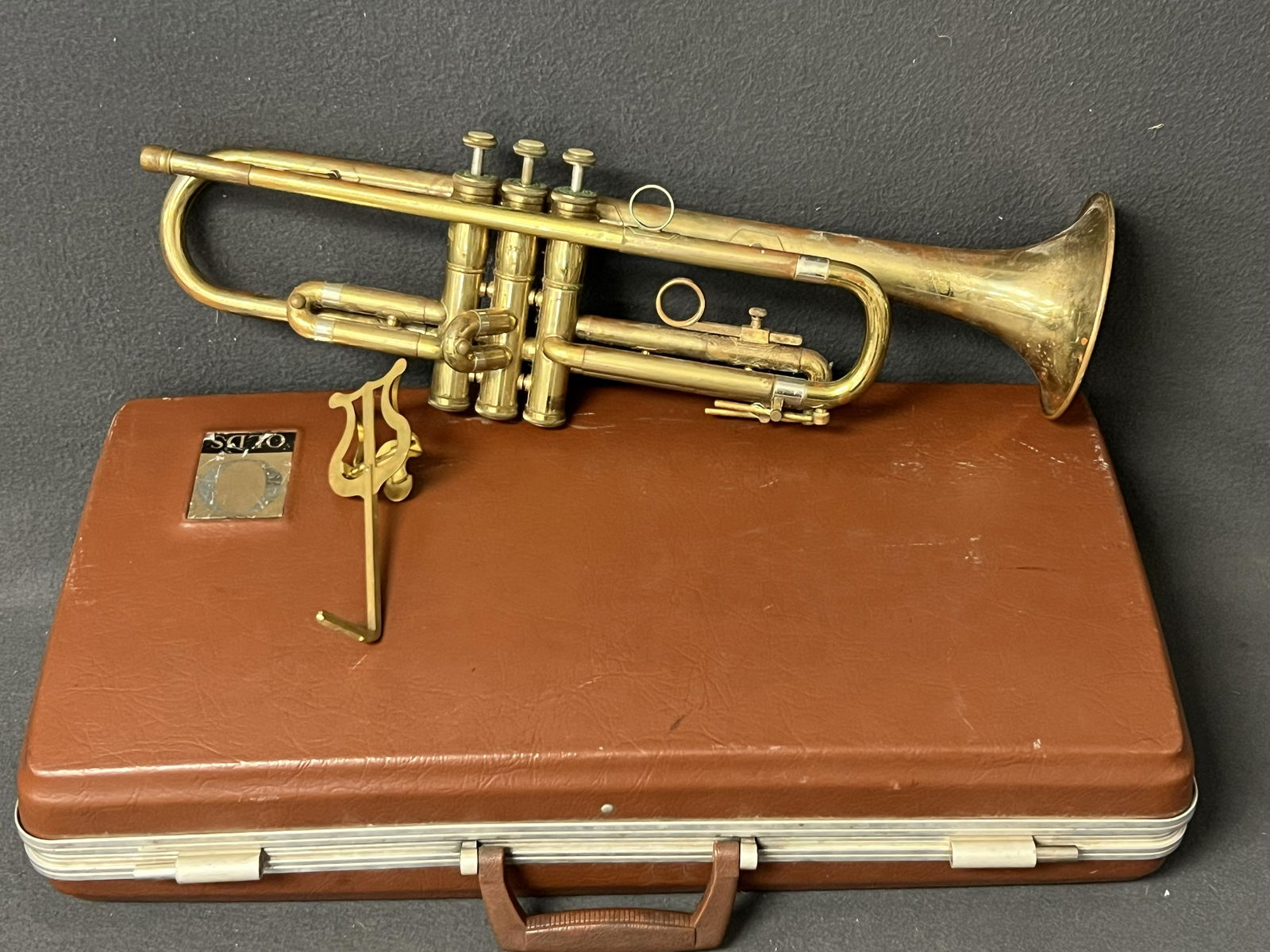 Vtg F.E. Olds & Son Trumpet in Matched HardCase - PreOwned / Used (1 of 8)