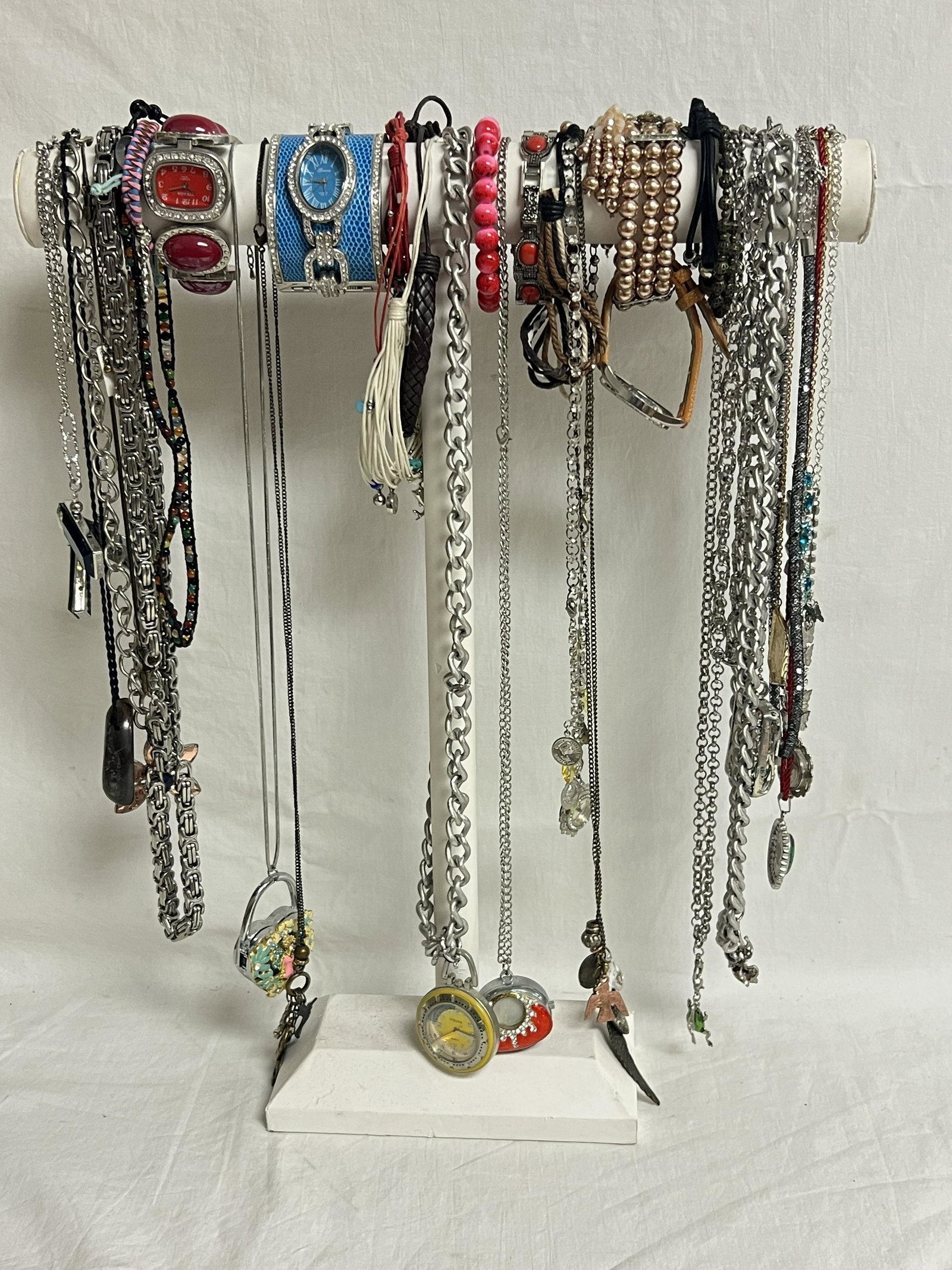 25+ Asst Costume / Fashion Jewelry - Necklaces, Bracelets, Watches in Asst Styles: 25+ Asst Costume / Fashion Jewelry - Necklaces, Bracelets, Watches in Asst Styles