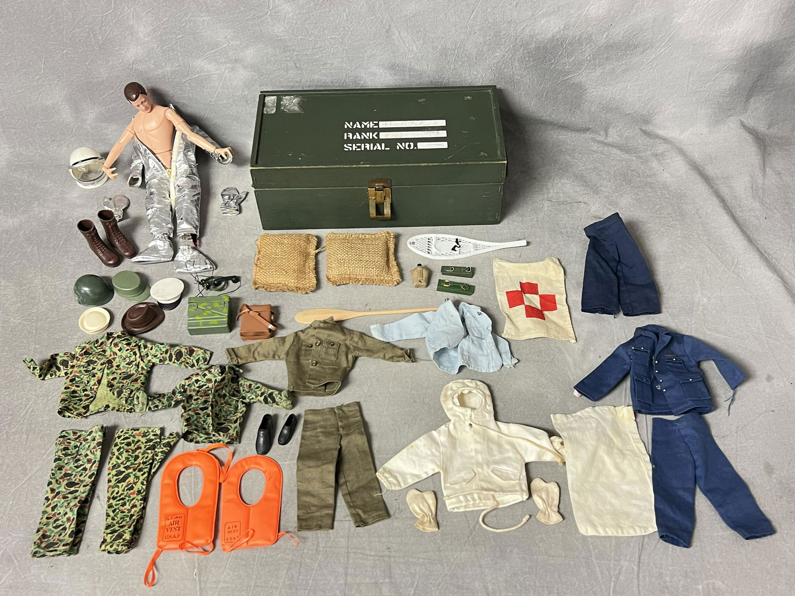 1964 Mercury GI JOE, Clothes, Foot Locker - Clothes & Accessories in Wooden Foot Locker (Inspect (1 of 8)