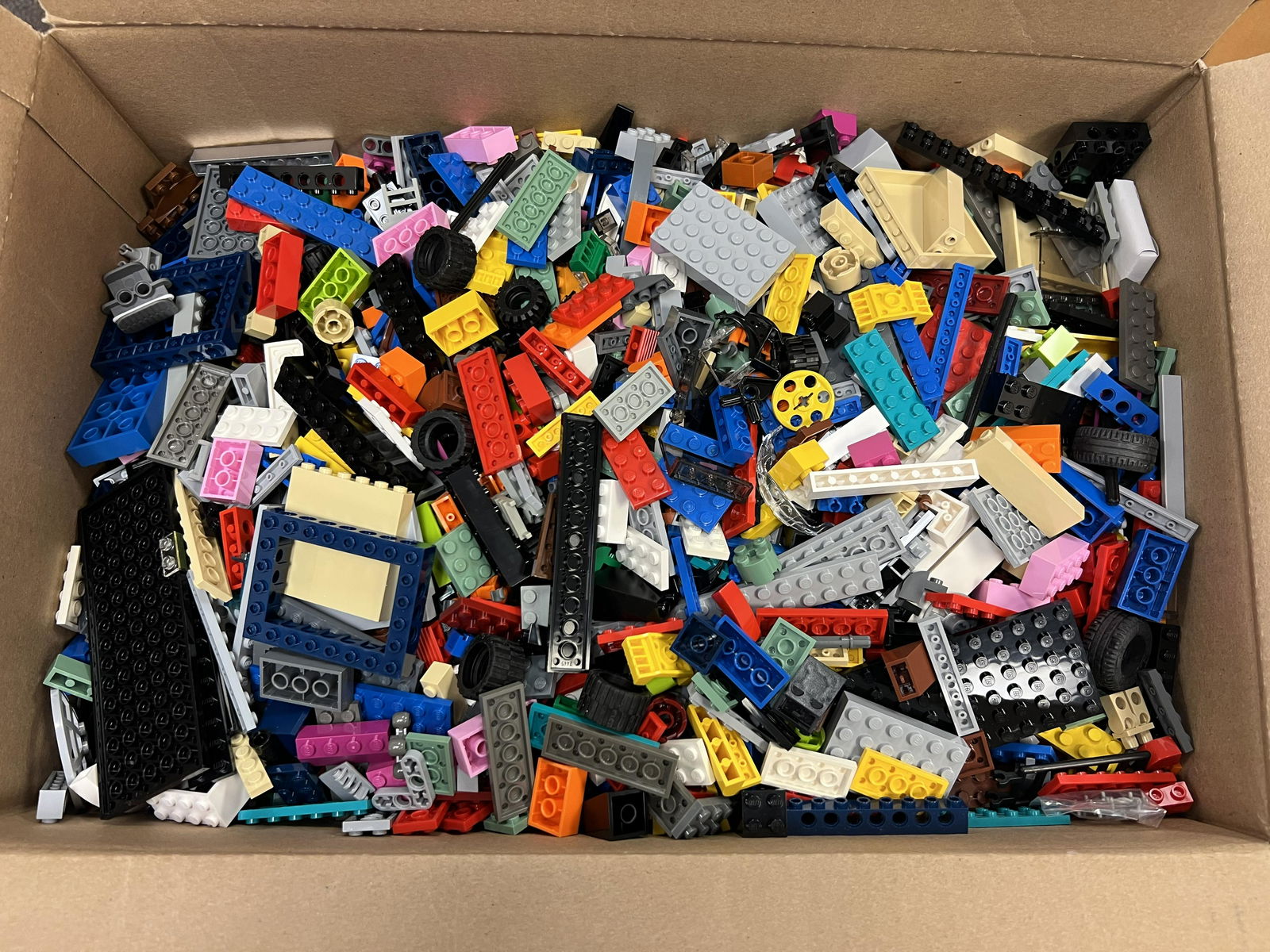 18+LBS Asst Lego Bricks, Pieces - Various Shapes / Sizes - Possible Sets? Figures?: 18+LBS Asst Lego Bricks, Pieces - Various Shapes / Sizes - Possible Sets? Figures?