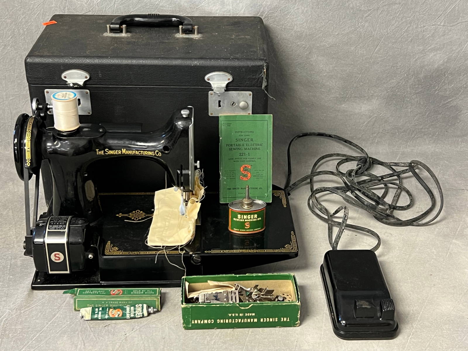 Vtg Singer Sewing Machine Cat 3120 Asst Attachments In Original