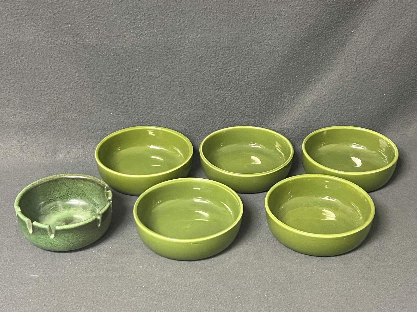 (5)Bauer Brusche Bowls, Heath Pottery Ashtray - Bauer Bowls 5.5'' x 1.75'' , Heath Ashtray 4.75'' x (1 of 6)