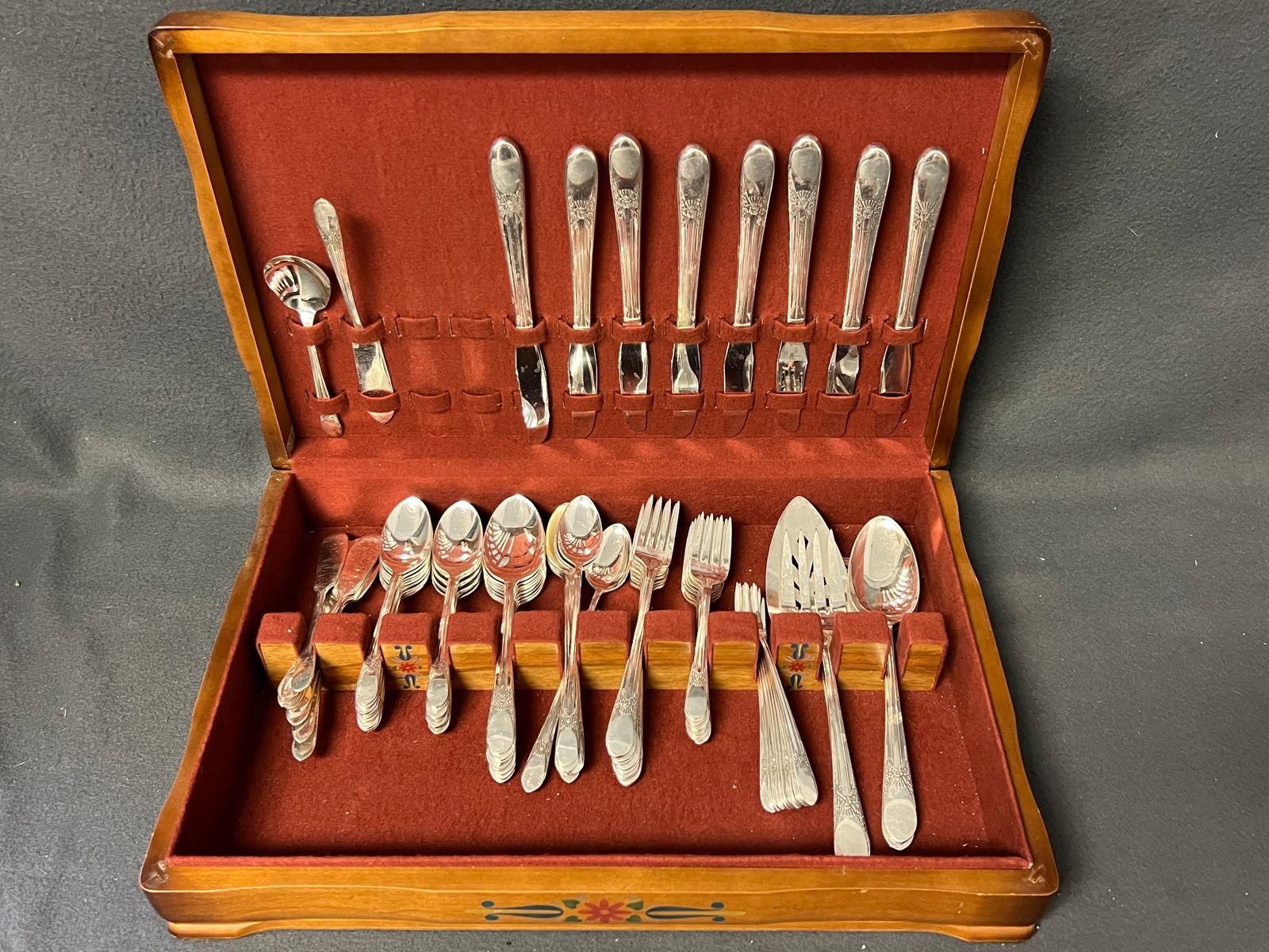 79pcs Wm Rogers Flatware 'Beloved' Pattern - in Wooden Tole Painted Case (1 of 5)