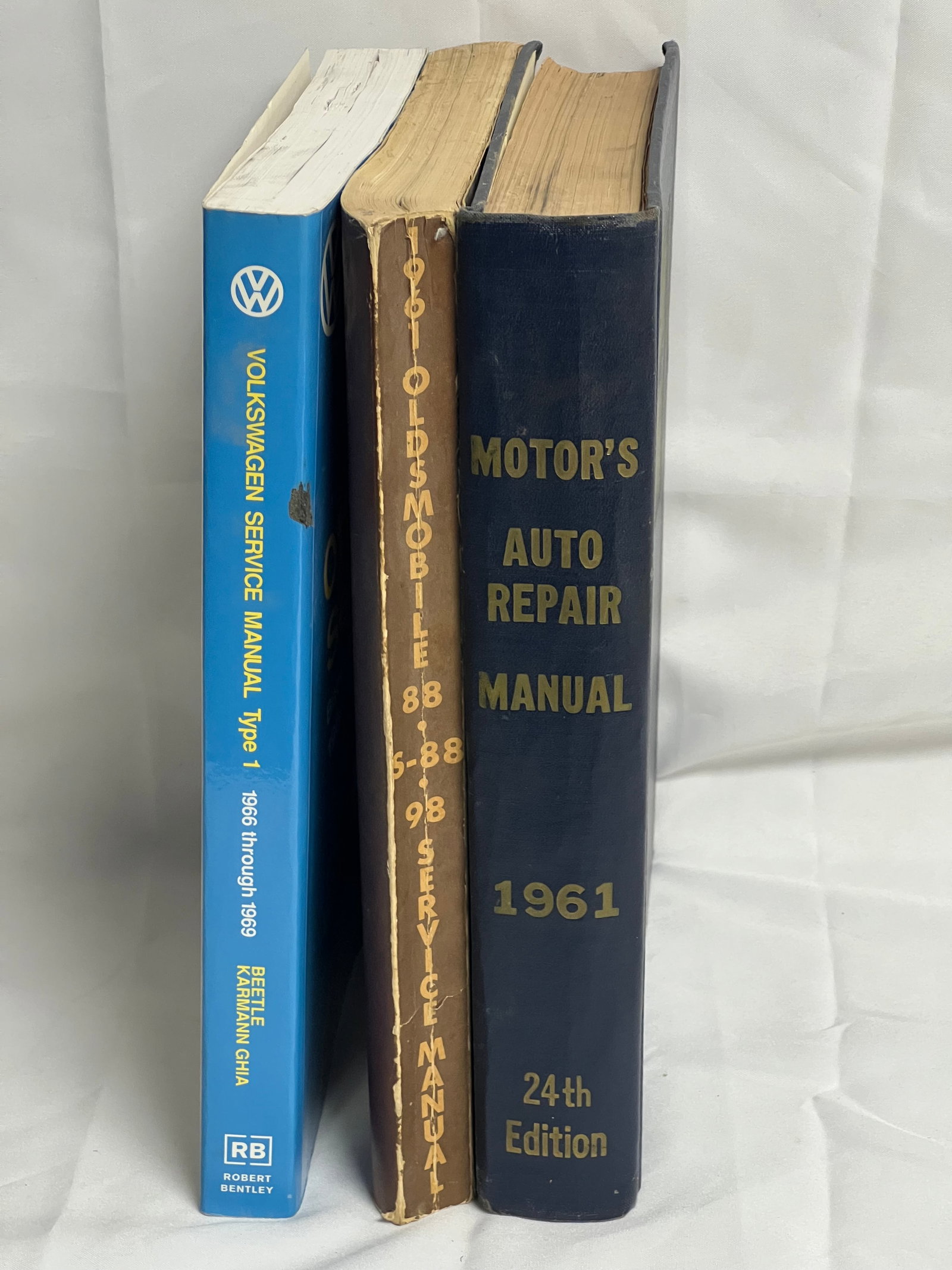 (3)1960s Car Manuals - 1961Motors Auto Repair, 1961 Oldsmobile Service Manual, 1960s Volkswagen: (3)1960s Car Manuals - 1961Motors Auto Repair, 1961 Oldsmobile Service Manual, 1960s Volkswagen Manuel