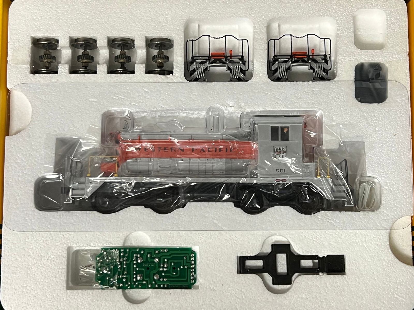 S-Helper Showcase Line Western Pacific 00445 - New in Box - SW-1 #501 'S' Gauge (1 of 3)