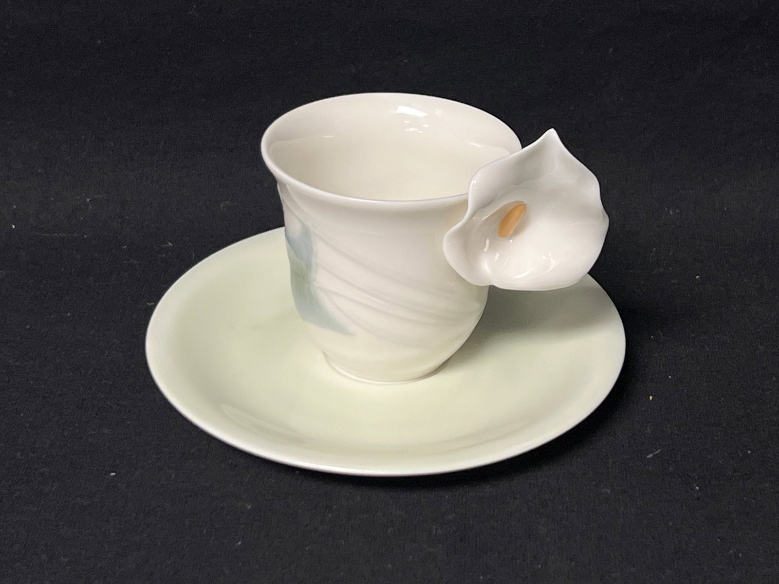 Lladro Demitasse Lilly Cup w/ Saucer - Saucer 4.75'' , Cup 2.25'': Lladro Demitasse Lilly Cup w/ Saucer - Saucer 4.75'' , Cup 2.25''