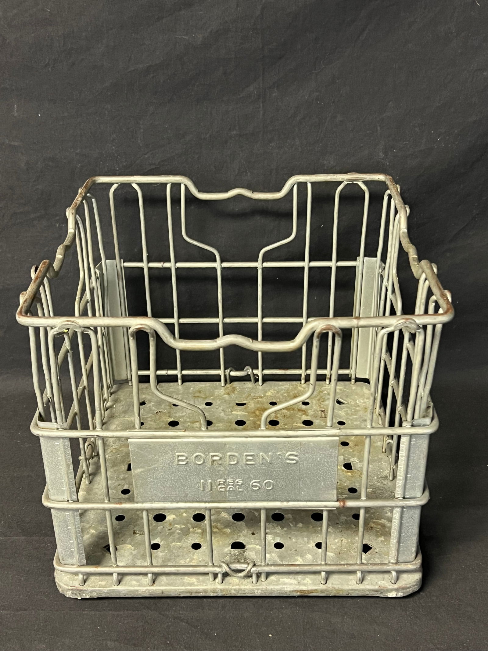 Vintage Borden's Milk Metal Crate 13'' x 13'' 11'' (1 of 4)