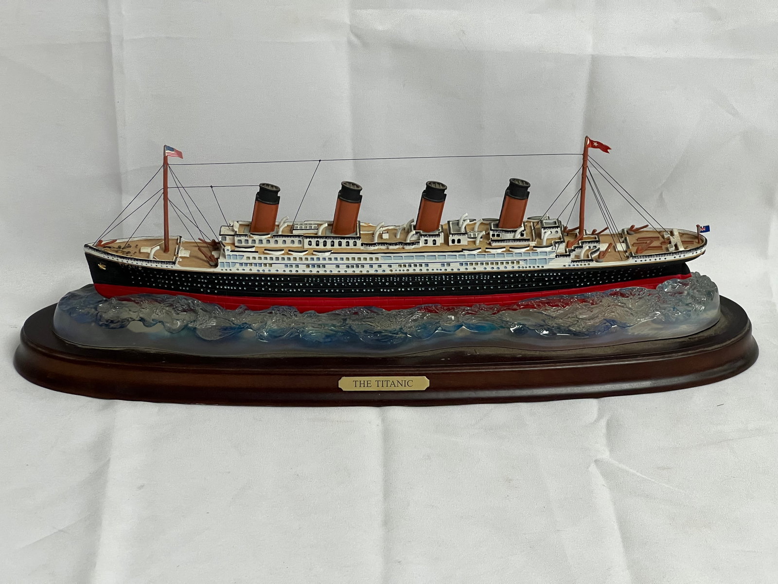 Danbury Mint Titanic Ship Model 14'' x 4.25'' x 5'' (1 of 6)