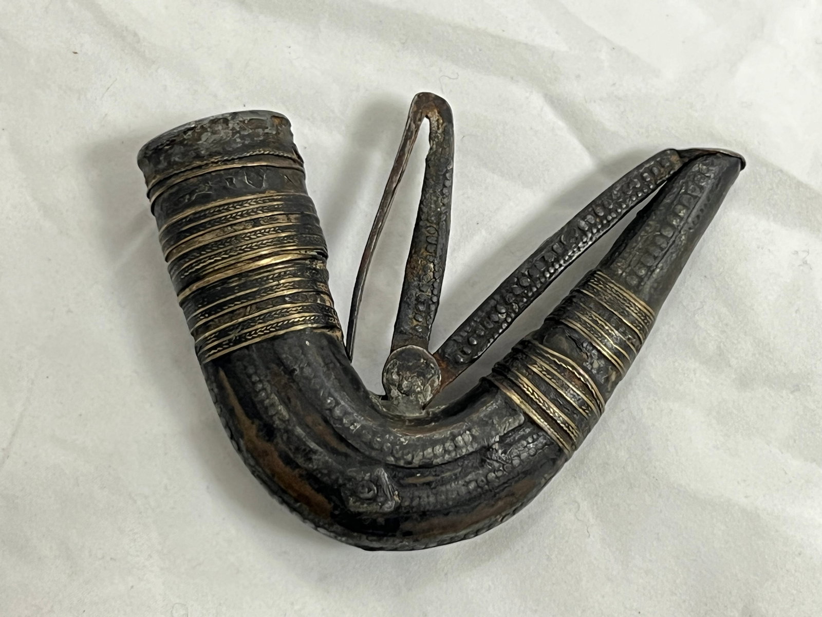 Atq Metal Powder Horn Flask 4.25'' x 3.25'' - Hand Hammered Metal Middle Eastern: Atq Metal Powder Horn Flask 4.25'' x 3.25'' - Hand Hammered Metal Middle Eastern