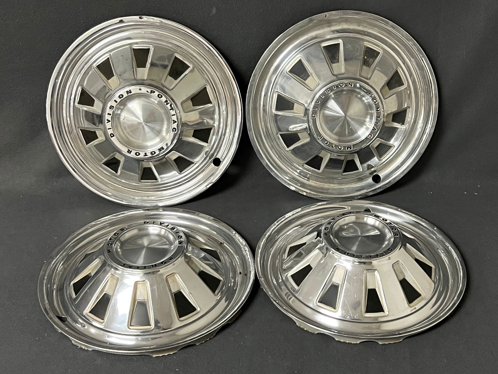 (4)1960s Pontiac Chrome Hubcaps 14'' (1 of 4)