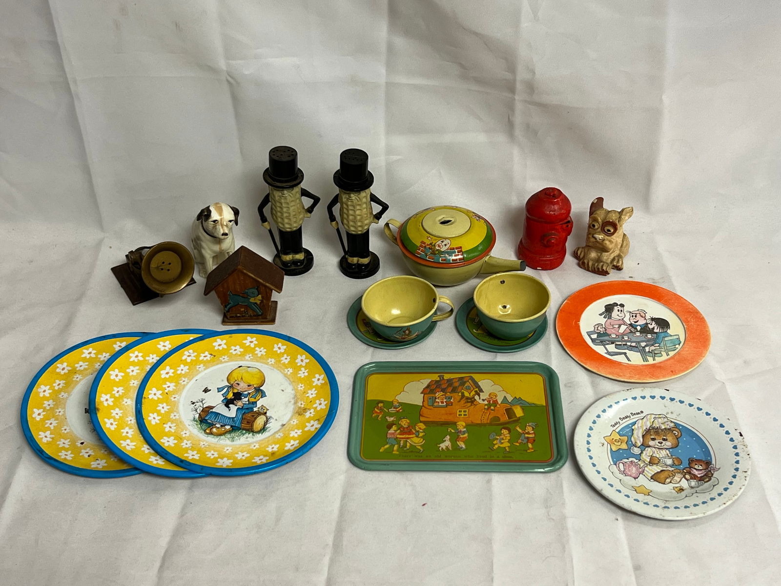 S&P Shakers, Tin Childs Dishes - Pyro Peanut Shakers, RCA Dog & Turntable, J.Chein Tin Toys + More (1 of 5)