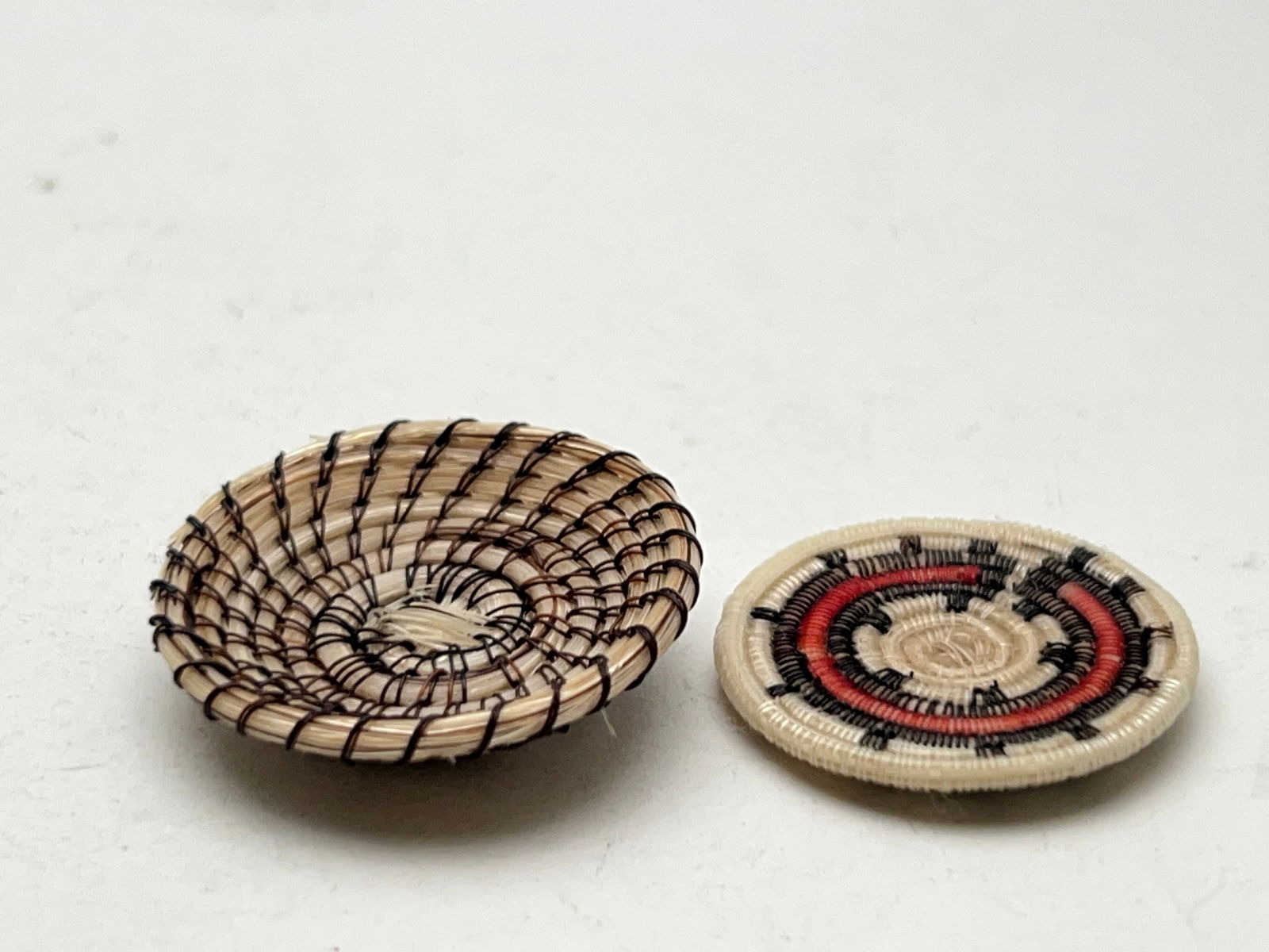 (2)Miniature Native American Horsehair Baskets - (1)Navajo Wedding Basket 1'' , (1)1.25'' (1 of 3)