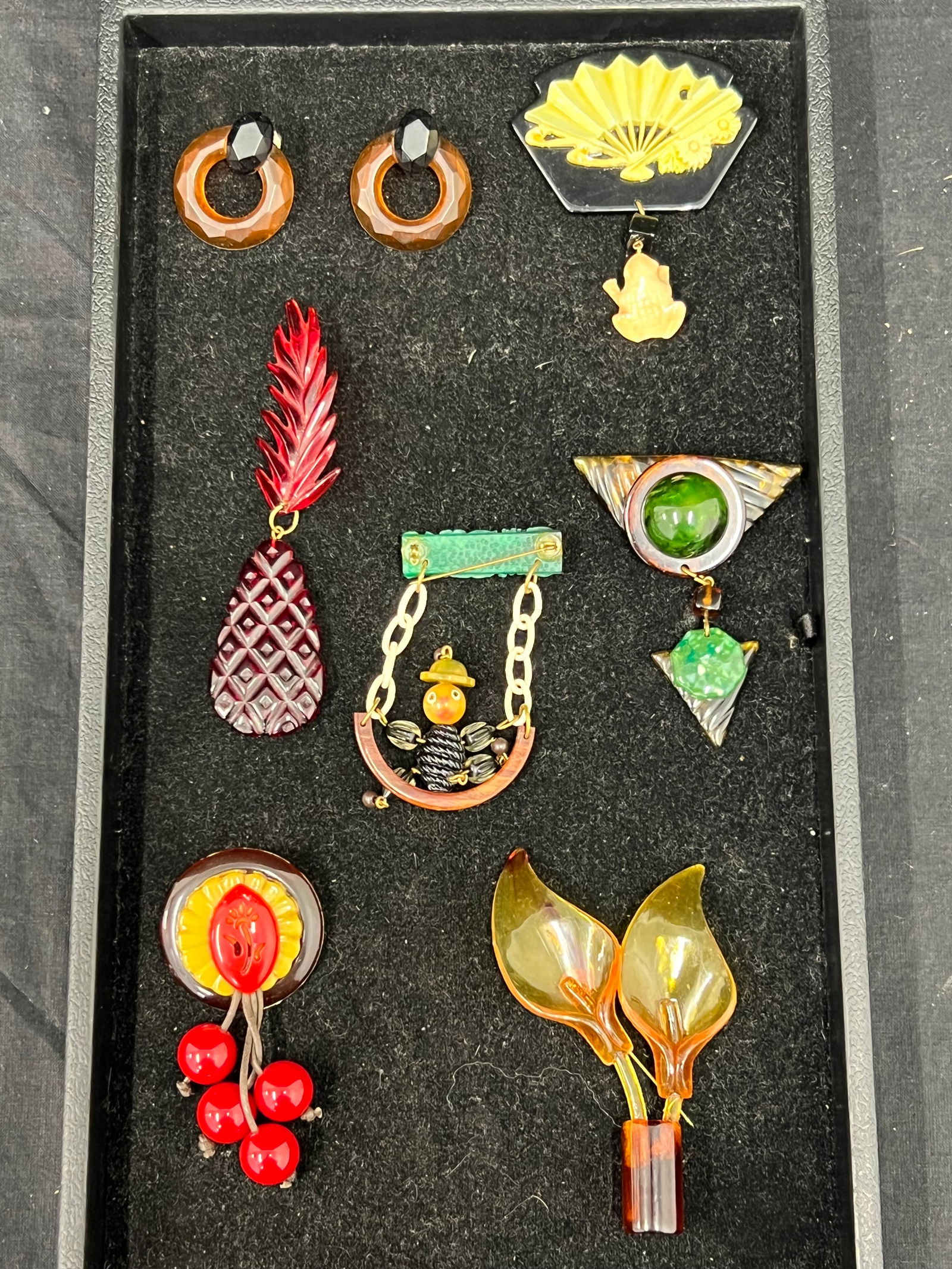 Vtg Bakelite & Lucite Jewelry, Brooches, Pins (1 of 4)