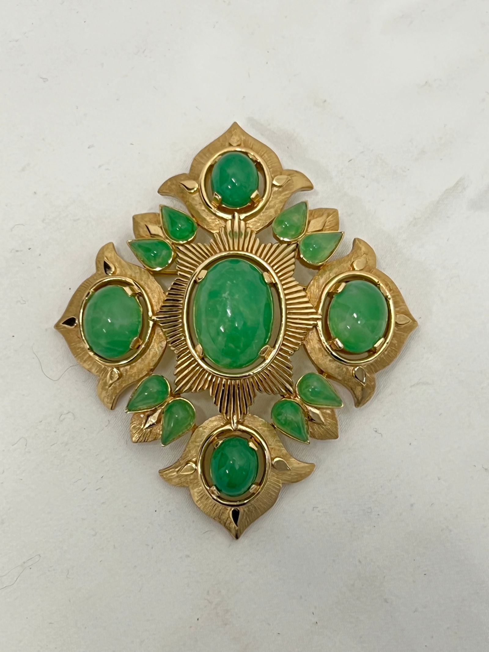 Vtg Crown Trifari Jewels of India Brooch - 1960s Hallmarked, Faux Jade Cabochon in Gold Plate 2.25'' (1 of 3)