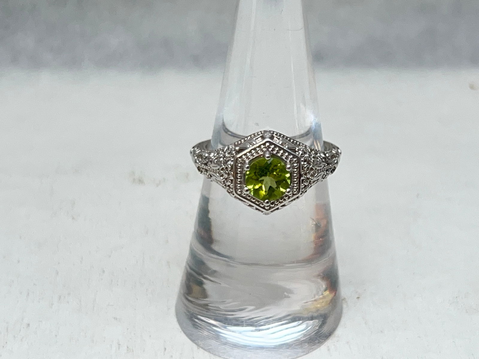 Sterling Silver Peridot Ring Sz 7, TW 3.77g (1 of 4)