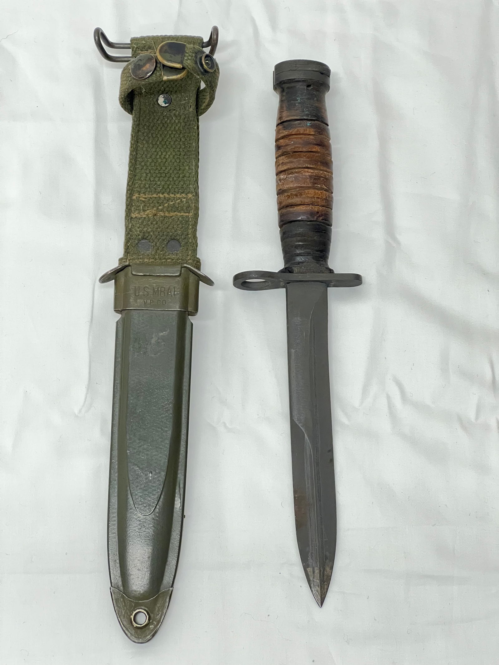 US M4 Bayonet Fighting Knife w/ US M8A1 Scabbard - Knife Overall 11.5''L , Blade 6.5''L - Metal US (1 of 10)
