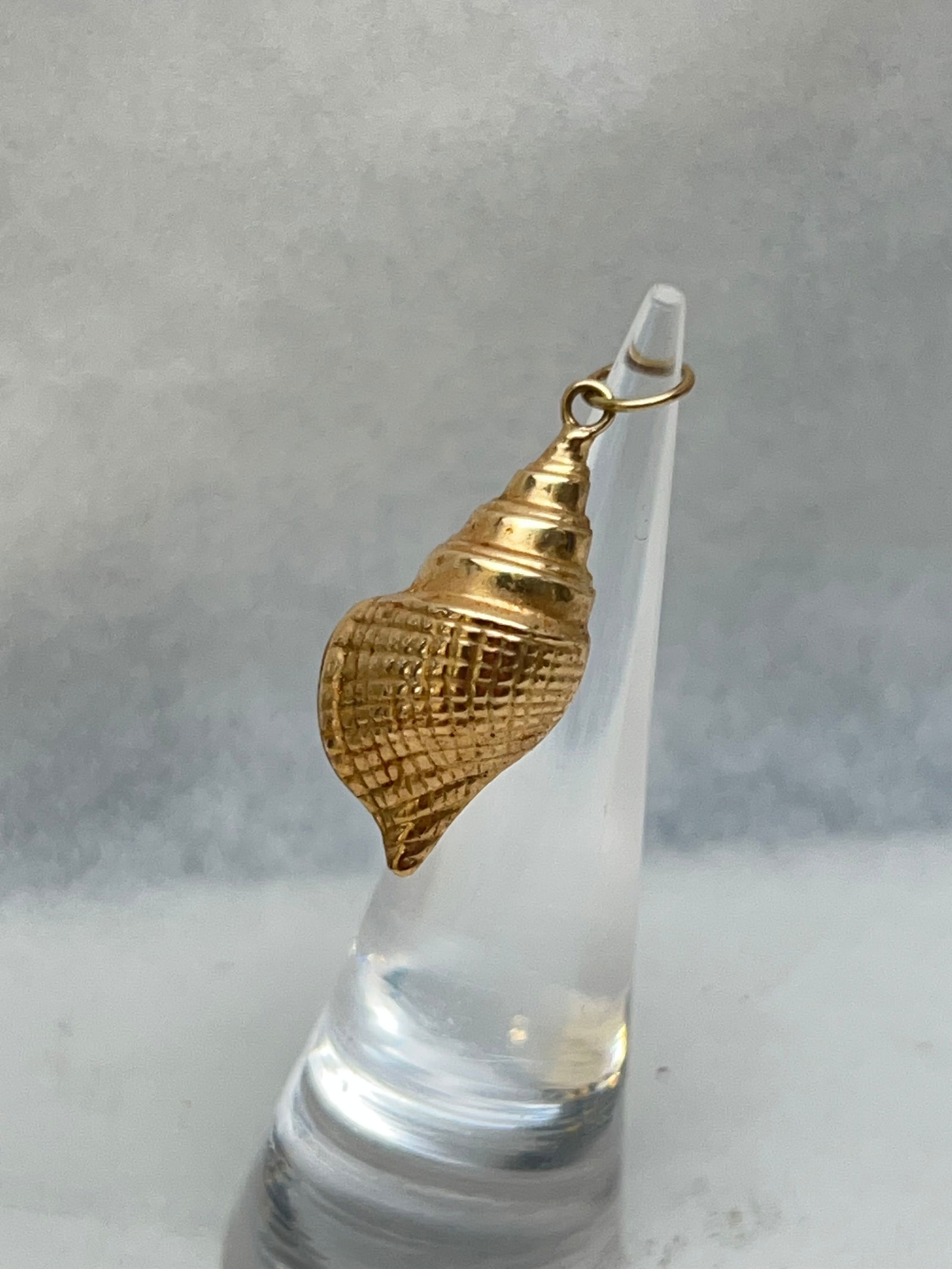 14K Gold Seashell Pendant 1.25''L, 1.19g TW (1 of 4)