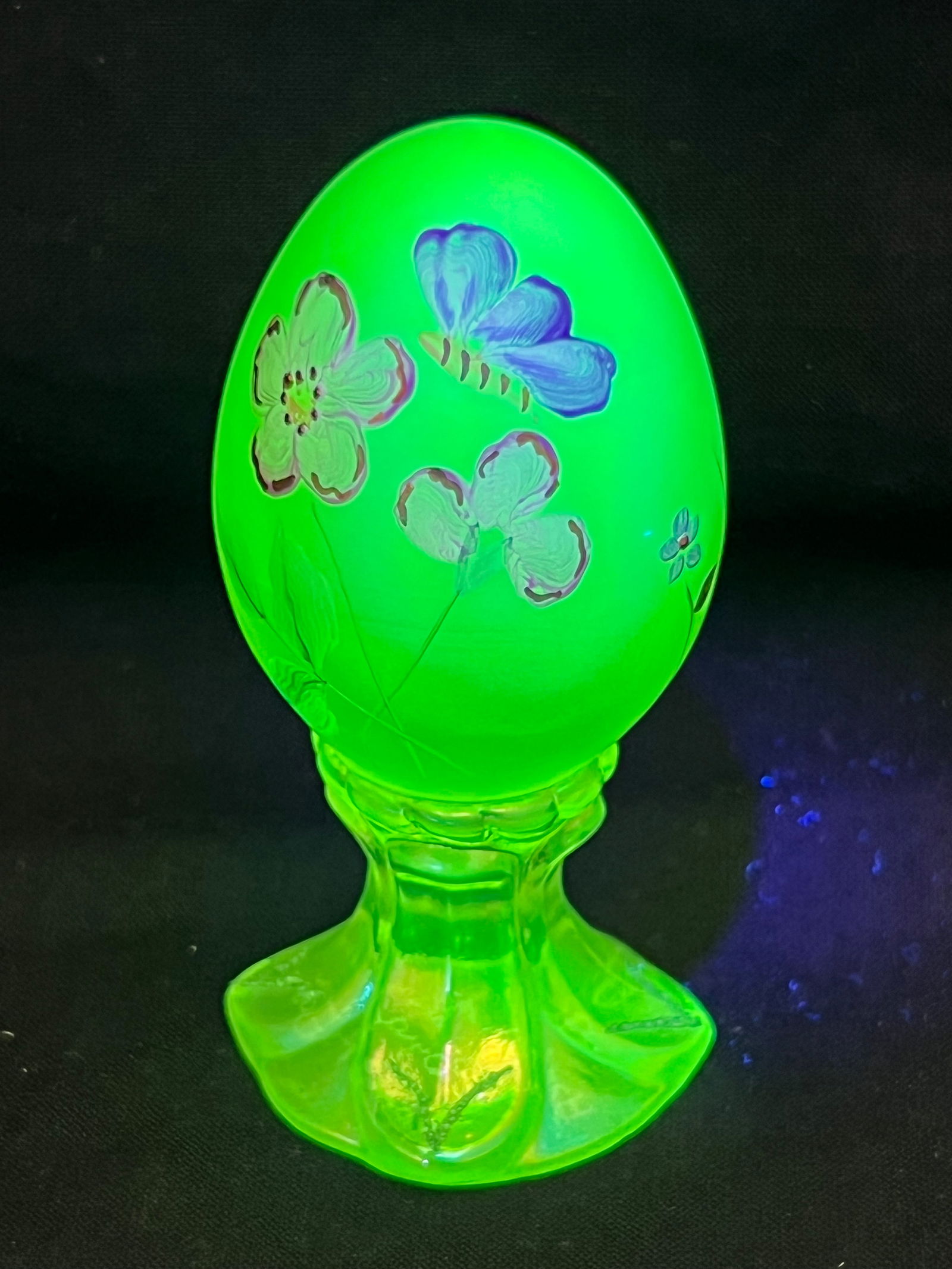 Fenton Uranium Handpainted Signed #d Egg - Handpainted by J.Byrd #391 / 1500, 3.5''T , Box Included (1 of 5)
