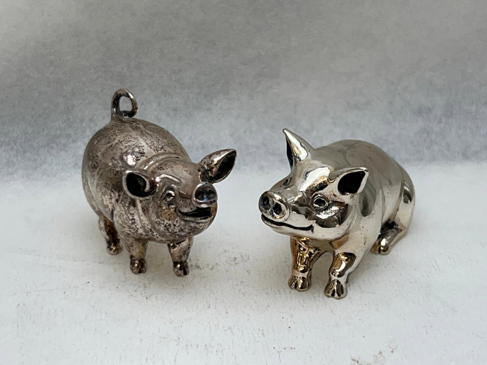(2)Sterling Silver Italy Pig Figures, TW 68.59g - 1.75'' x 1'' + 2.25'' x 1.25'': (2)Sterling Silver Italy Pig Figures, TW 68.59g - 1.75'' x 1'' + 2.25'' x 1.25''
