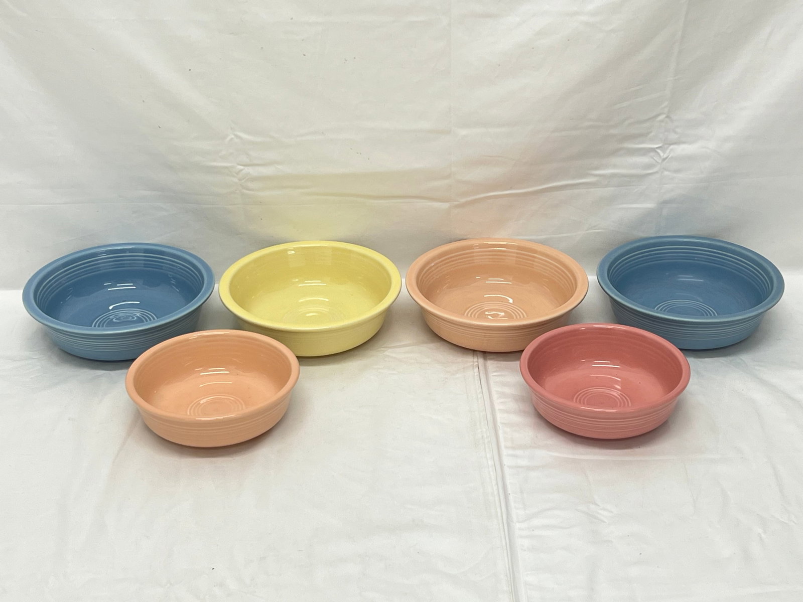 (6)Fiesta Ware Vtg & Newer Bowls in Asst Colors 5.5'' + 6.75'': (6)Fiesta Ware Vtg & Newer Bowls in Asst Colors 5.5'' + 6.75''