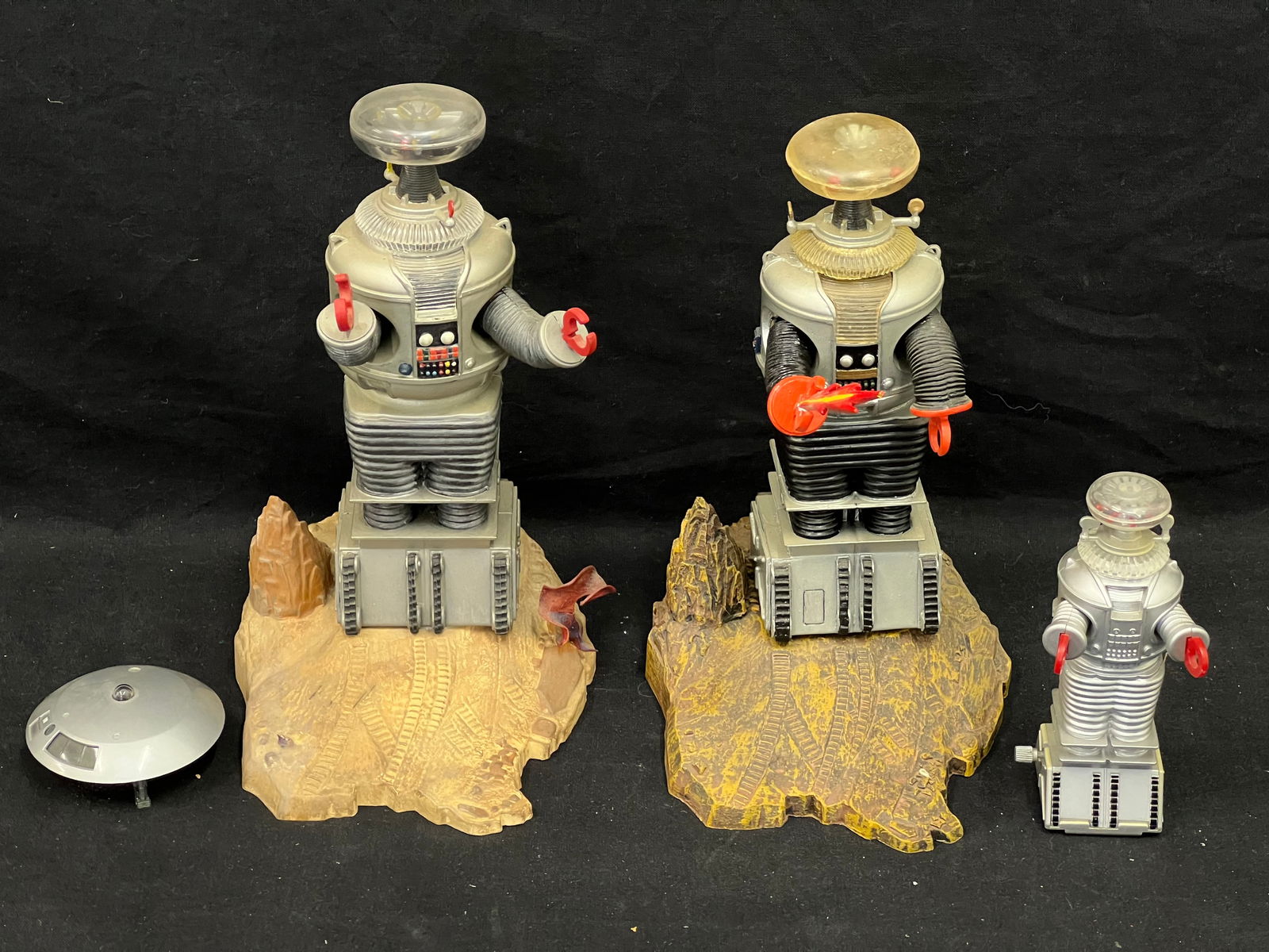 1968 Lost in Space Aurora Robots, Jupiter 2 - 1968 Aurora Lost in Space Robots, Johnny Lightning (1 of 10)
