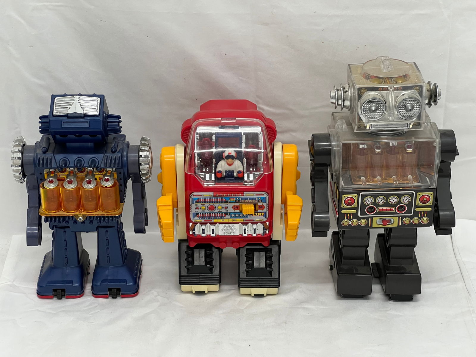 (3)Vtg Battery Operated Robots Horkawa Piston Robots - (Needs Work, Parts / Repair) (1 of 9)