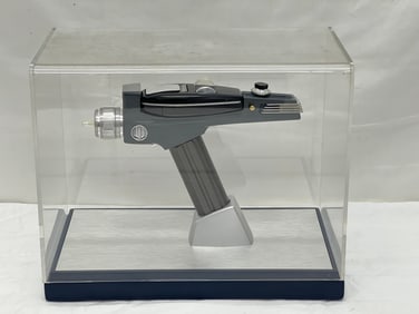 Star Trek Master Replicas Phaser Prop w/ Case - Master Replicas Case w/ Metal Prop Phaser