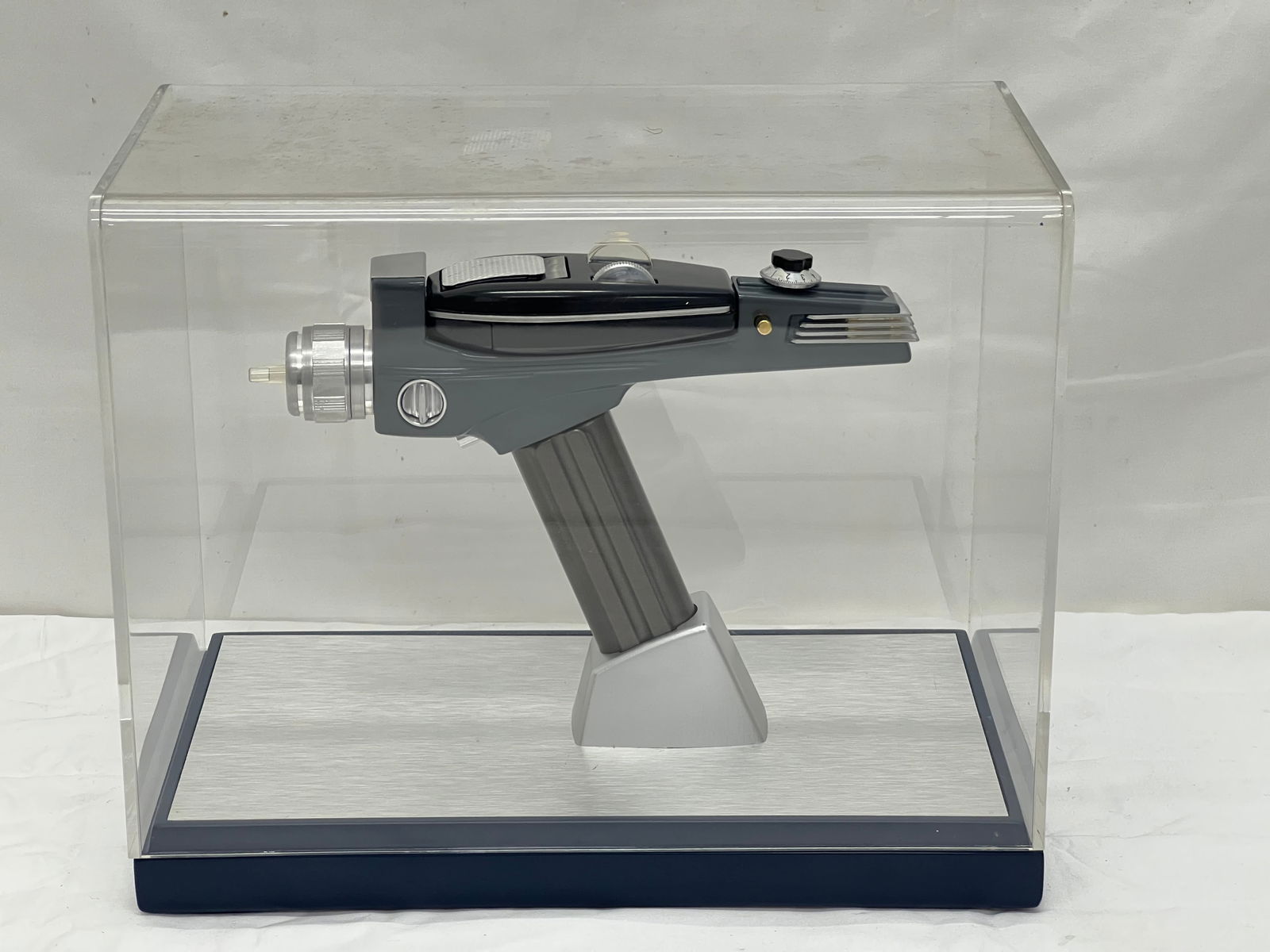 Star Trek Master Replicas Phaser Prop w/ Case - Master Replicas Case w/ Metal Prop Phaser (1 of 7)